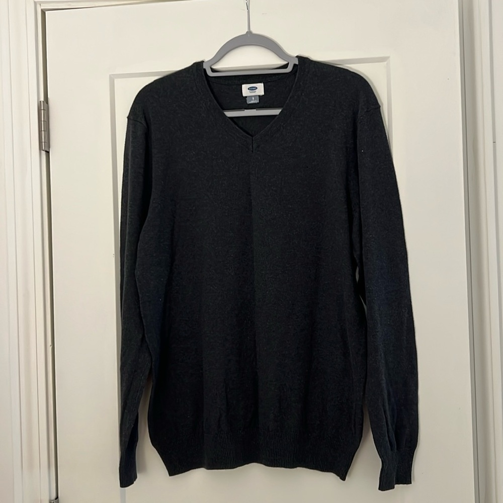 Old Navy Men’s Grey V-Neck sweater